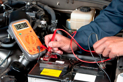 Каким образом происходит проверка заряженности аккумуляторной батареи автомобиля?